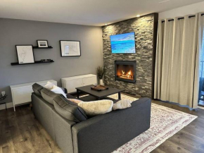 Ski In Ski Out, 2 King Beds ,Hot Tub, Sauna, 5 Min Walk to Base, Private Balcony with Views